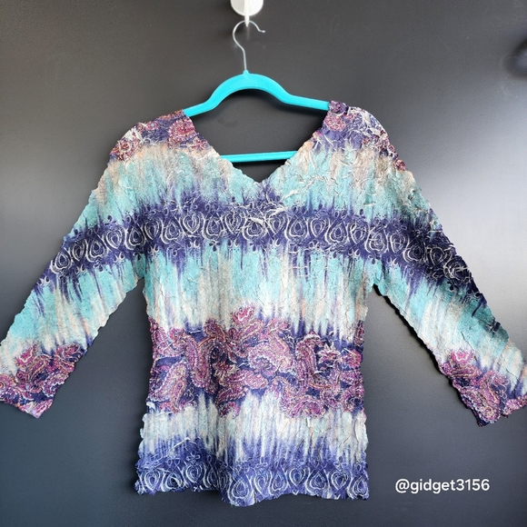 NWOT  JEWEL TONED  CRINKLE LOOK STRETCH TOP 3/4 SLEEVES - SIZE SMALL - Picture 2 of 6